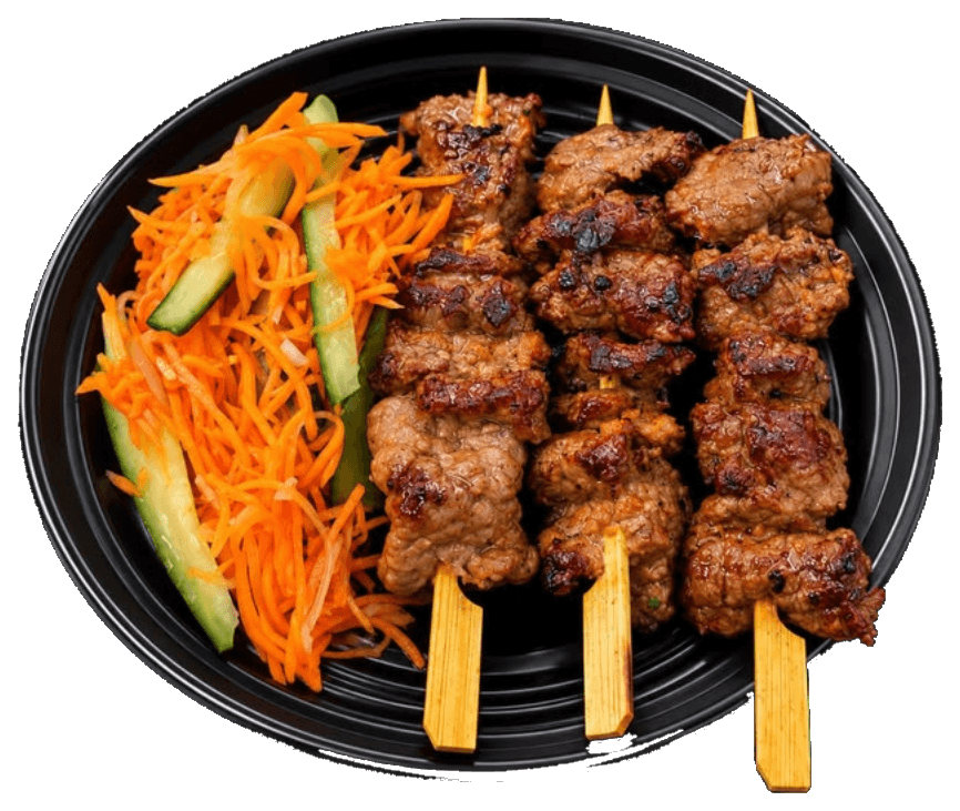 Trois brochettes de bœuf à la citronnelle avec crudités