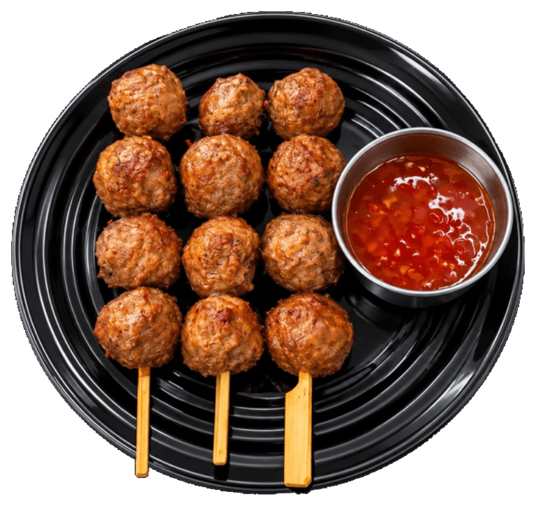Trois brochettes de boulettes de bœuf avec sauce chili